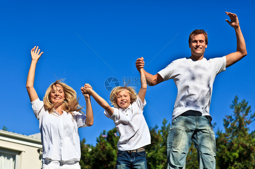 在花园里玩耍的笑脸大家庭蓝色女孩身体幸福太阳孩子成人空气自由生活图片