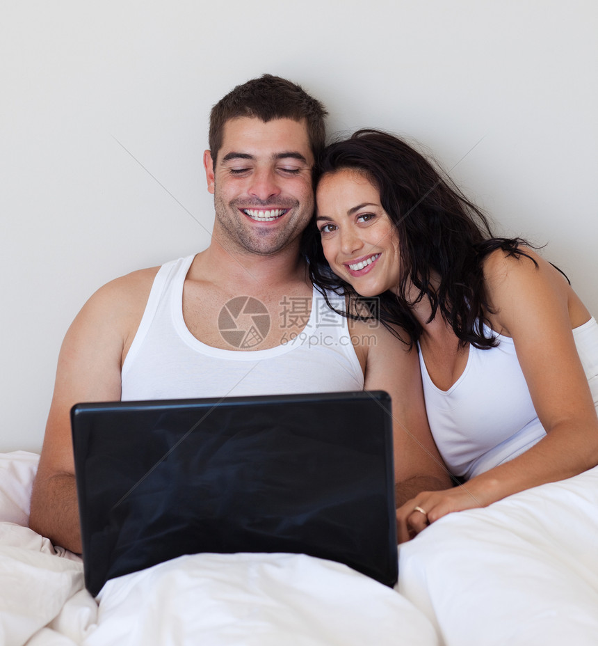 夫妻在互联网上冲浪生活工作闲暇操作丈夫妻子网络女孩电脑休息图片