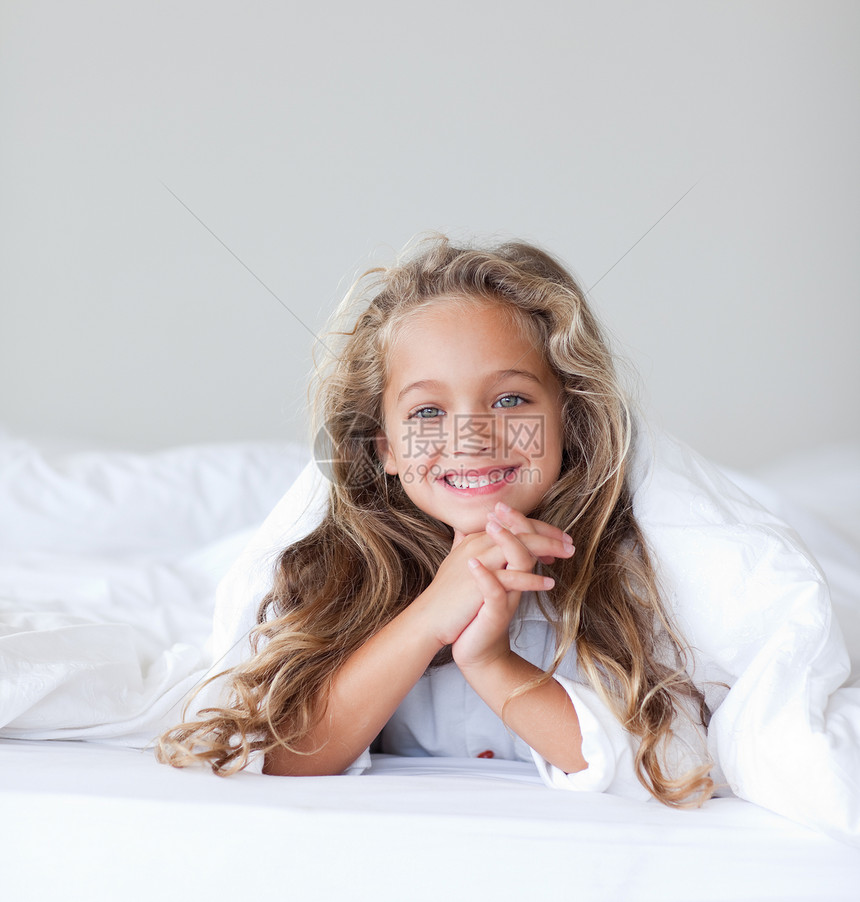 躺在床上的快乐女孩金发唤醒青年孩子生活房子卧室女性枕头女士图片