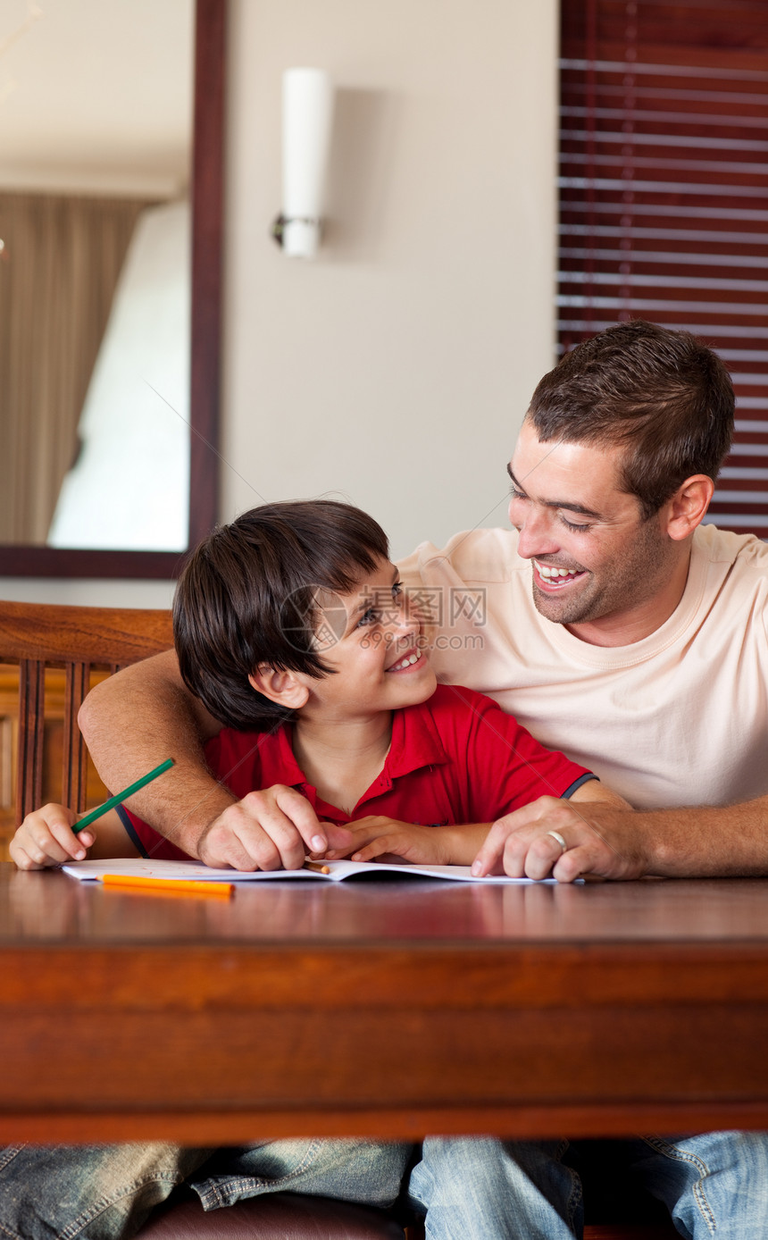 父亲看着他的儿子快乐熟悉度微笑男人艺术亲和力男生闲暇感情幸福图片
