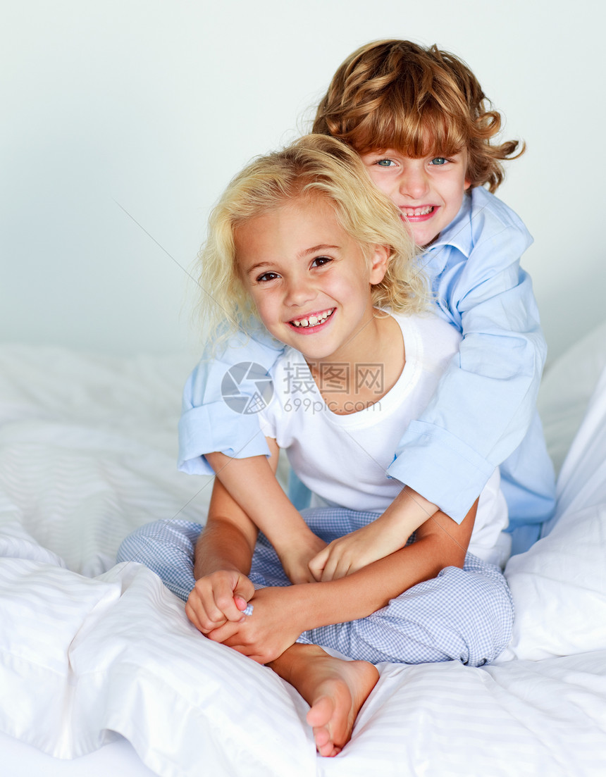 女孩和男孩在床上图片