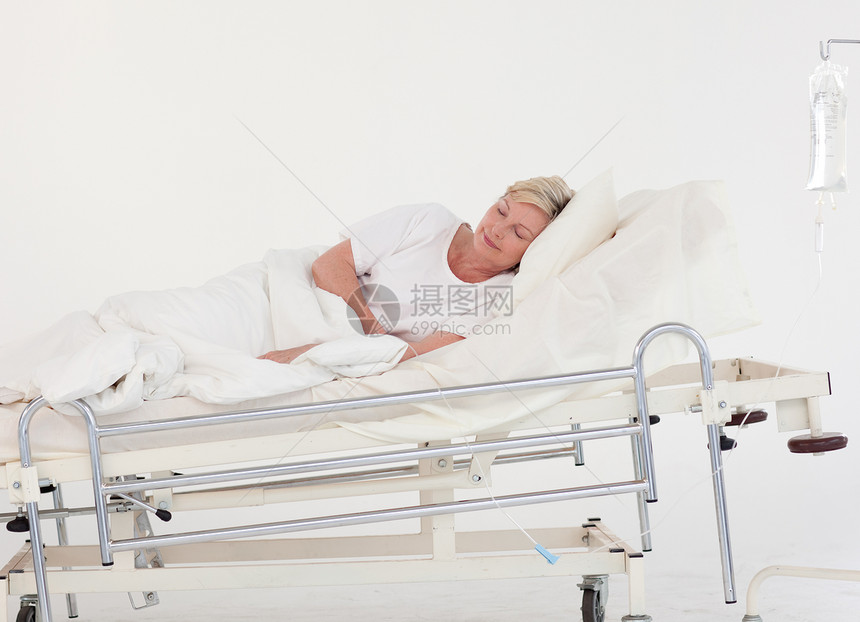 躺在床上睡觉的病人图片