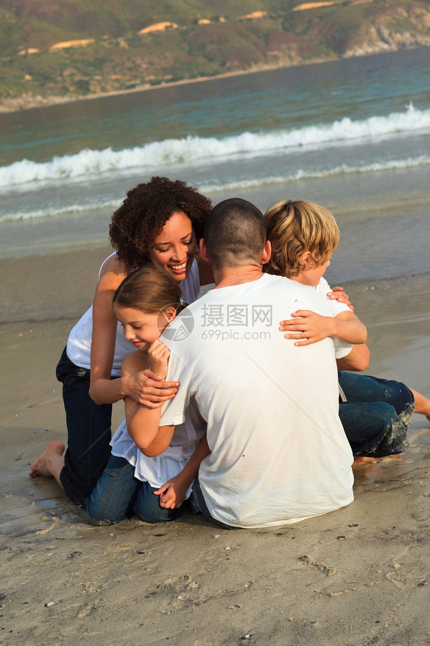 在海滩上玩得开心的年轻家庭图片