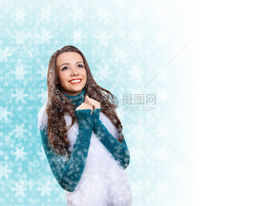 穿着温暖毛衣的年轻妇女女性女孩喜悦雪花化妆品头发帽子围巾女士青少年图片
