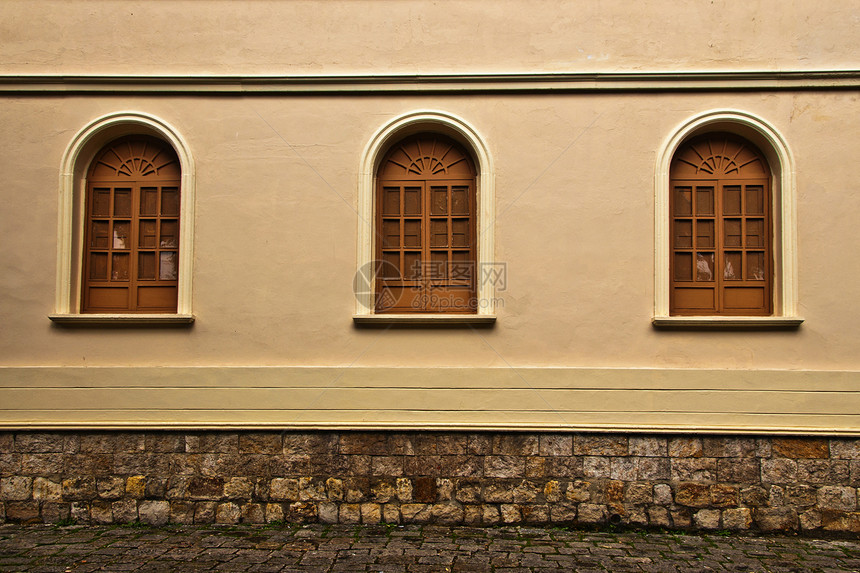 三个 Windows水平历史性旅行窗户木头建筑拉丁棕色城市建筑学图片