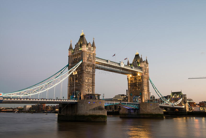 夜间有名塔桥 见于联合王国伦敦塔地区运输蓝色国家英语旅行阳光文化地标石头游客图片