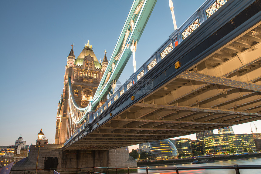 伦敦黄昏塔桥的美丽颜色和灯光游客雕像踪迹王国街道水池身体速度运动旅游图片