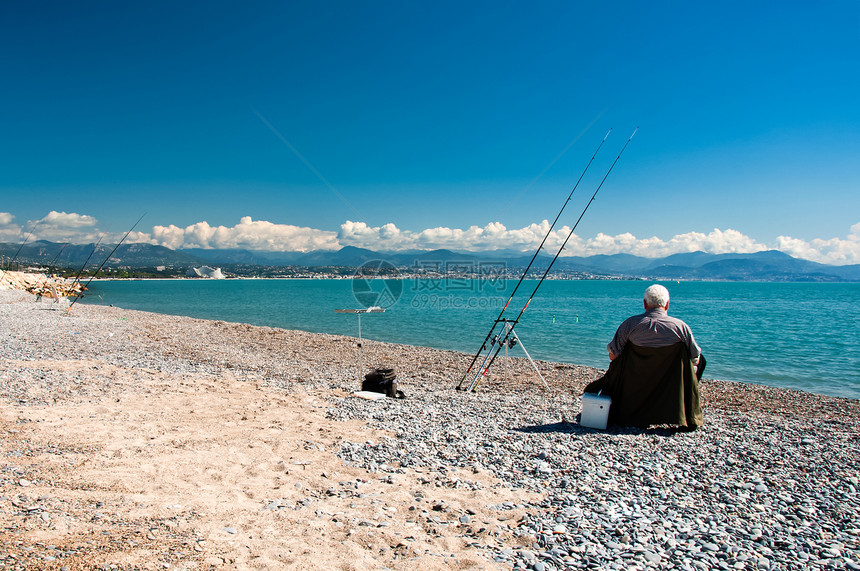 在阳光明媚的白天 在蓝海滨的高级渔民图片