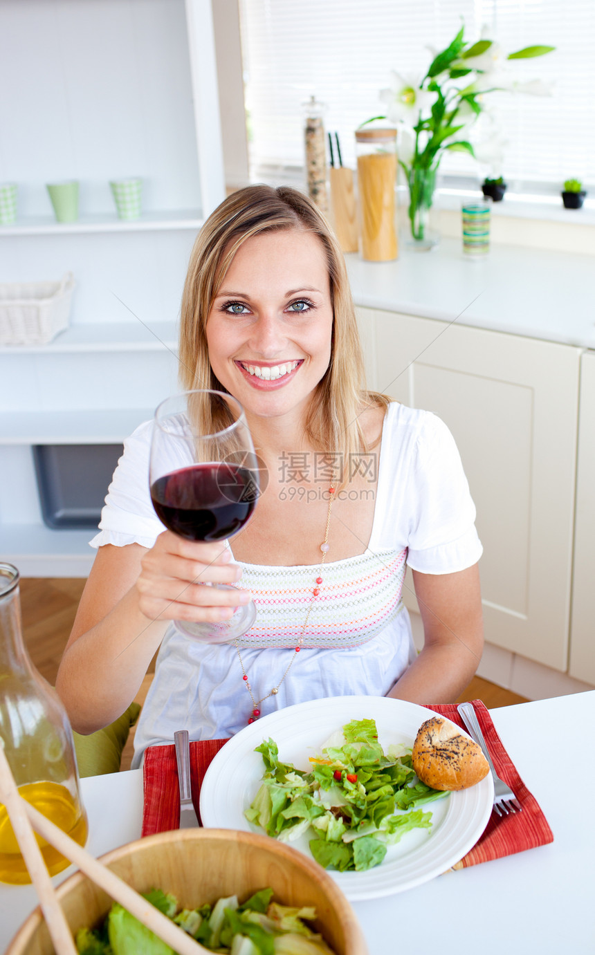 迷人的女子吃健康晚饭图片