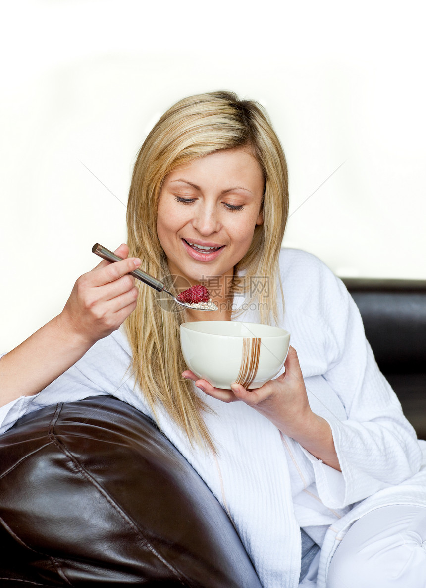 开心的女士吃早餐食物快乐薄片营养微笑谷物勺子水果牛奶重量图片