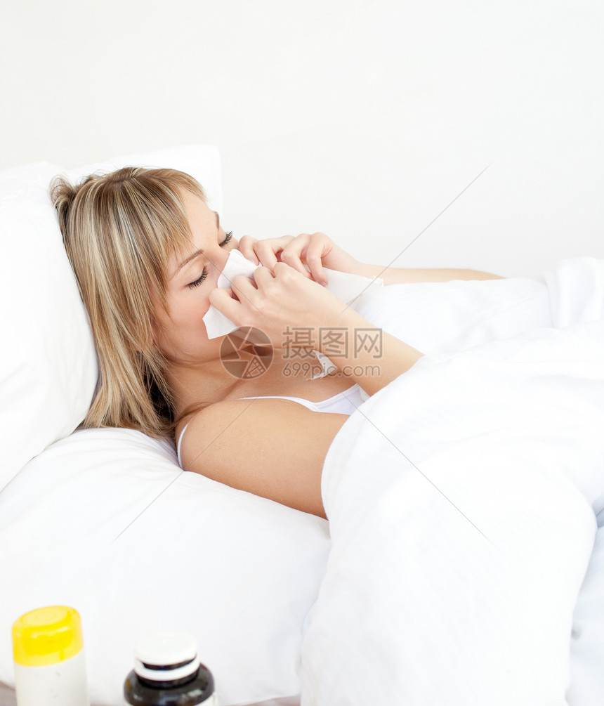 生病的女人吹在床上女士疾病喷嚏疼痛发烧成人手指套衫生活速度图片