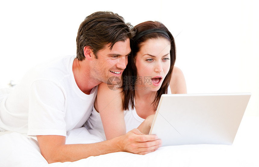 使用电脑躺在床上的一对奇怪的夫妻们微笑夫妻卧室情人男生社交幸福男朋友女士家庭图片