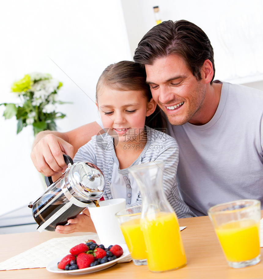 父亲和女儿一起吃早饭 很愉快水果厨房营养男性享受桌子橙子羊角孩子兄弟姐妹图片