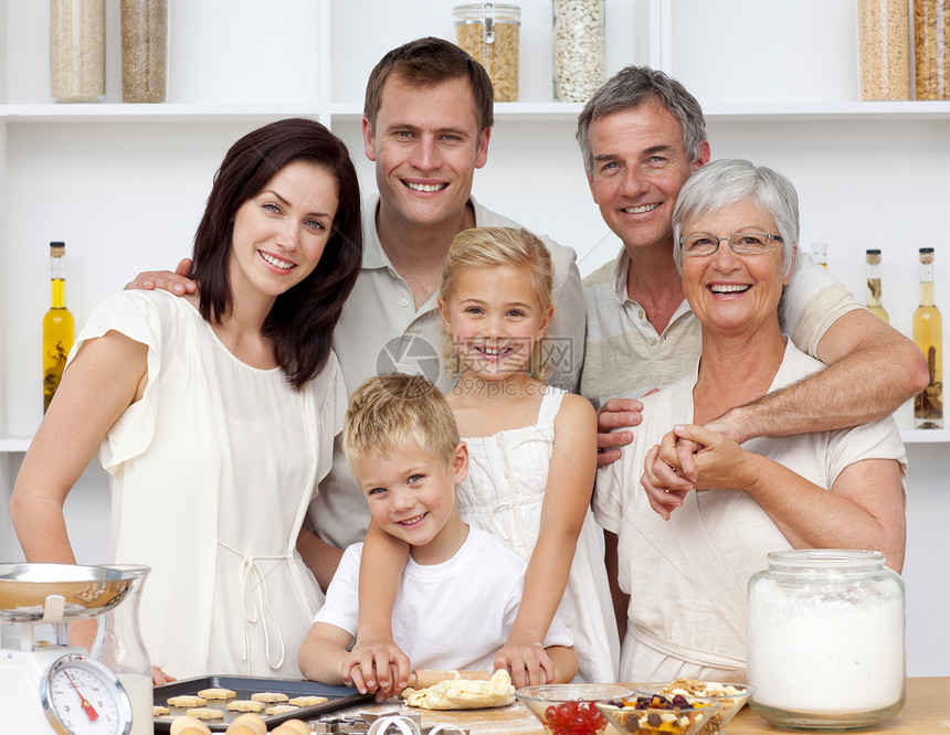 幸福的家庭在厨房烘烤饼干童年孩子母亲女儿女孩祖父孩子们姐姐儿子图片