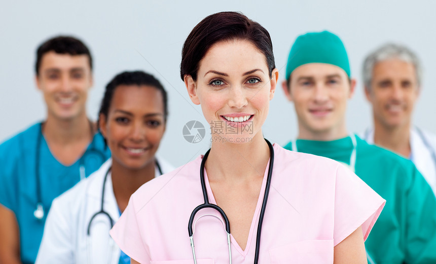 女医生站在其团队的前面站着男生医院团体药品微笑喜悦工作女孩同事男人图片