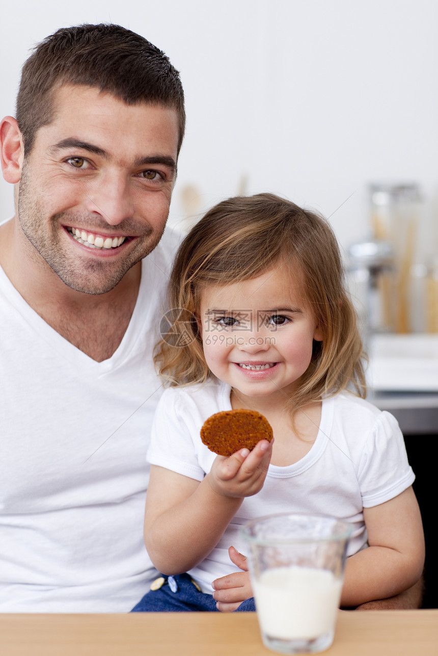 父亲和女儿 用牛奶吃饼干图片