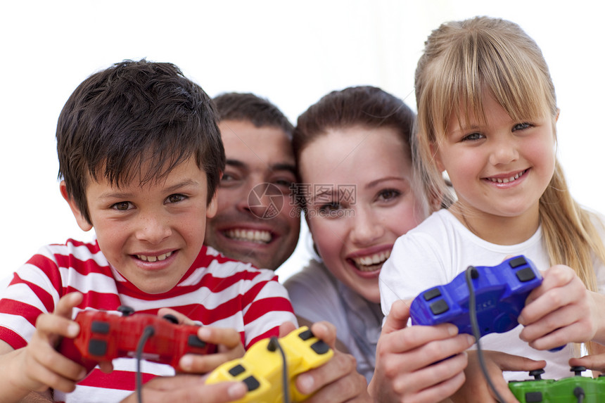 家庭在家玩电子游戏的肖像兄弟喜悦婚姻视频沙发孩子闲暇男性女士女孩图片