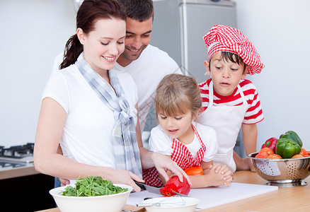 动画时间素材做饭的家庭的肖像重量吃饭姐姐孩子美食烹饪女孩父亲母亲女儿背景