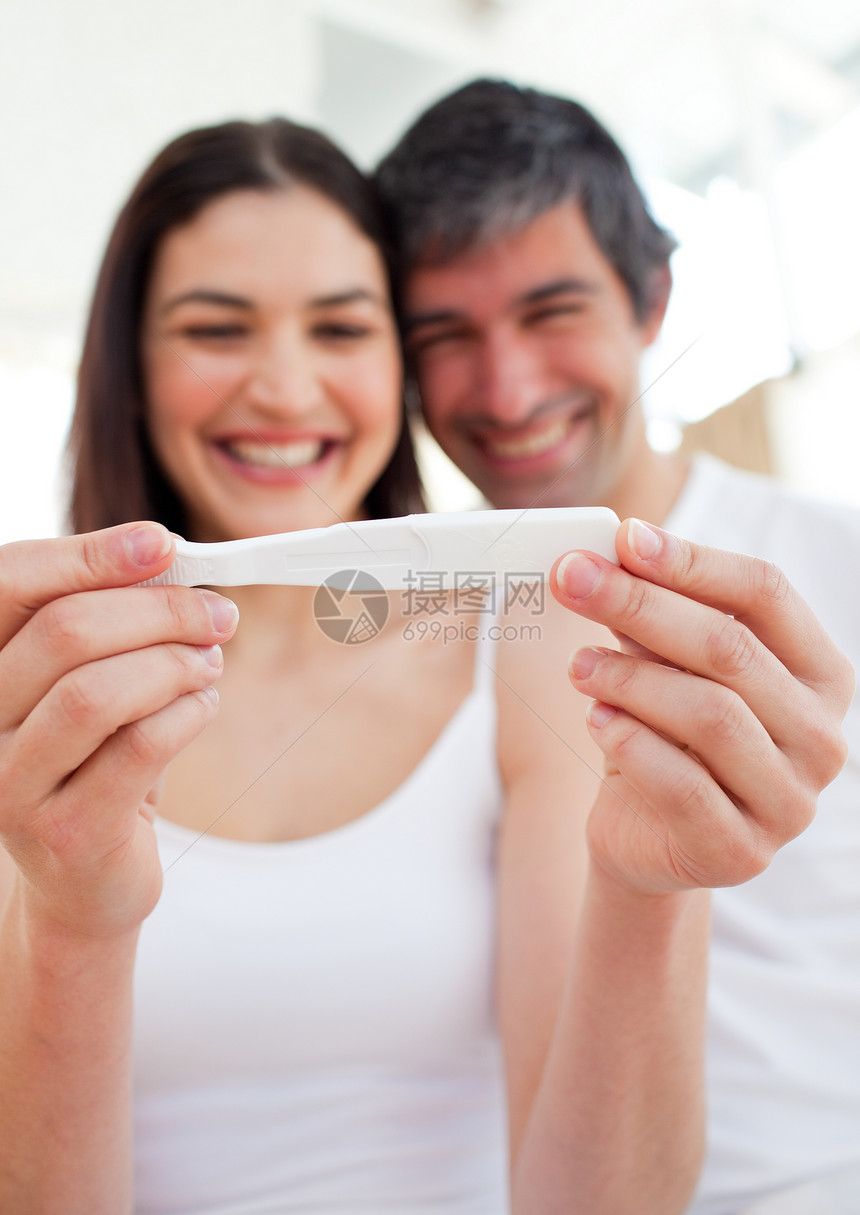 幸福的一对夫妇发现怀孕测试结果女士快乐父亲迷恋丈夫父母关爱婴儿妻子生活图片