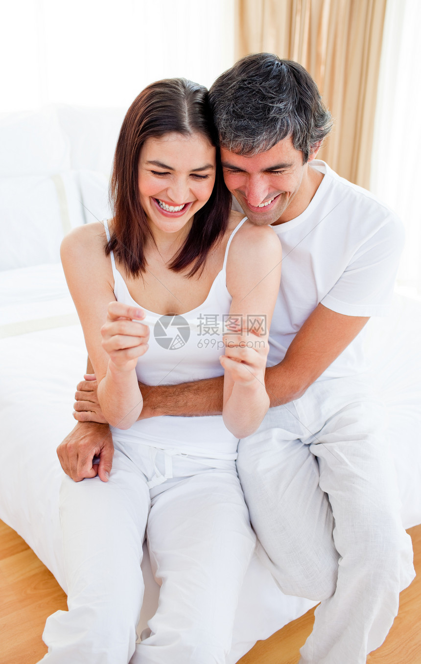 幸福的一对夫妇发现怀孕测试结果已婚母亲丈夫男朋友父母异性女朋友情感亲热生活图片