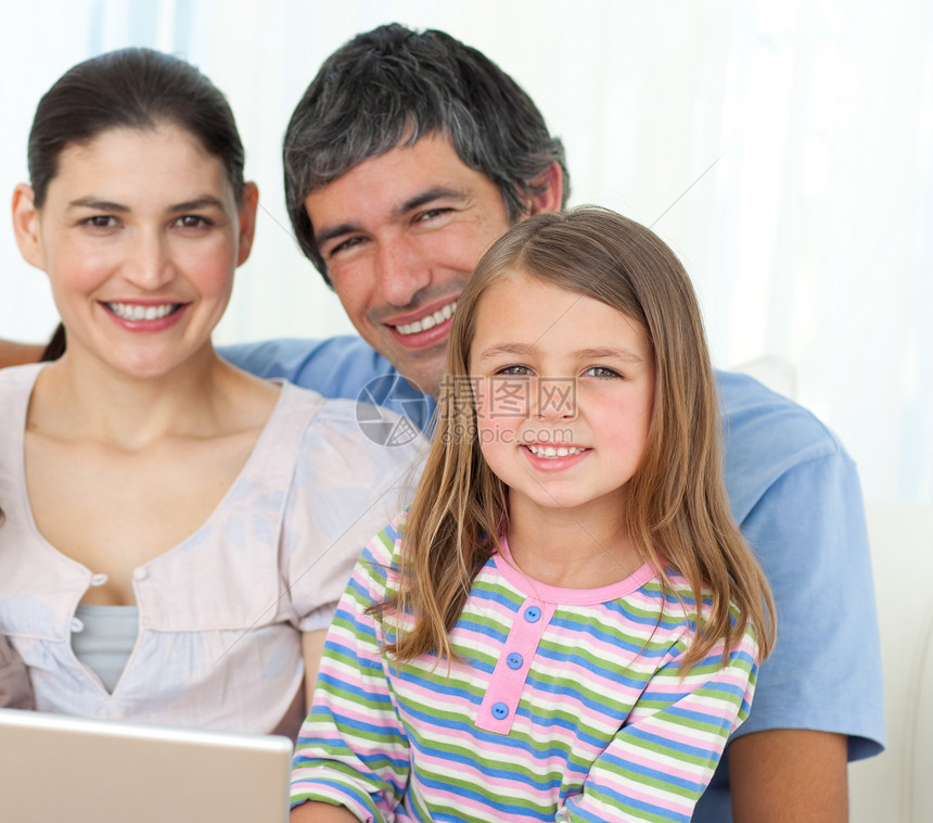 小女孩和父母用笔记本电脑图片