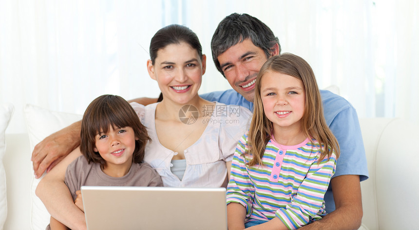 幸福家庭在沙发上用笔记本电脑孩子微笑女性冲浪房间技术办公室男人购物作业图片