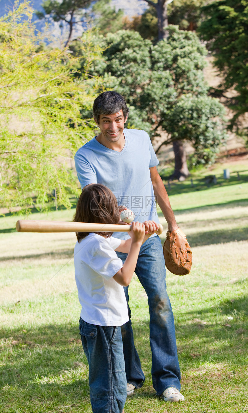 快乐的父亲和儿子在打棒球棒球男人男孩们手套幸福后代青年孩子公园父母图片