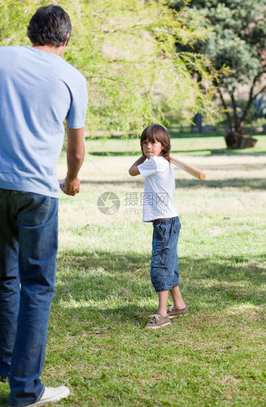 和他父亲打棒球的快乐小男孩友谊公园团队乐趣幸福父母爸爸孩子青年生活图片