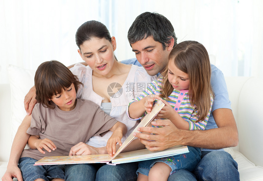 与子女一起阅读的有注意父母的父母图片