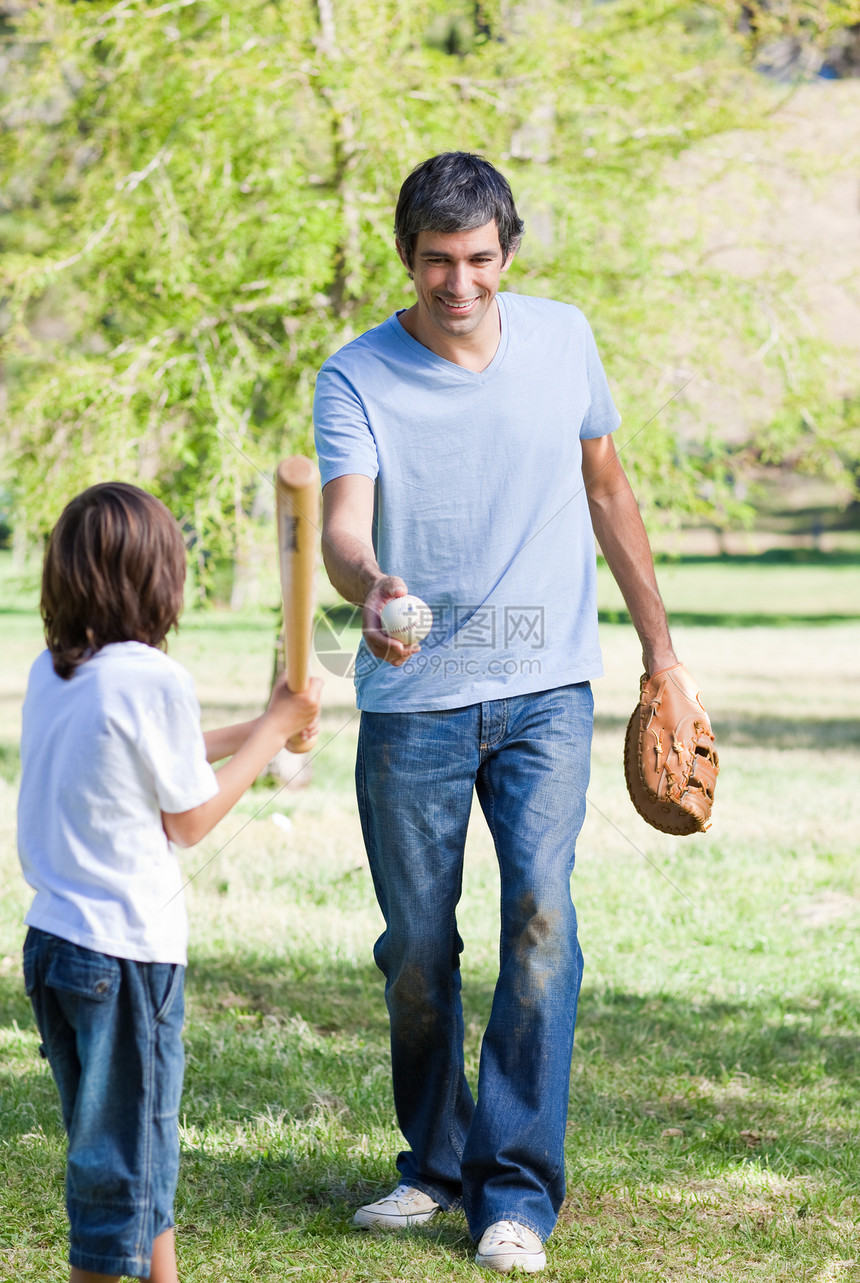 和爸爸打棒球的可爱小帅男孩儿图片