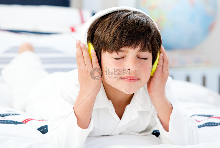 听音乐的可爱男孩孩子们兄弟孩子旋律后代童年耳机民间动画儿子图片