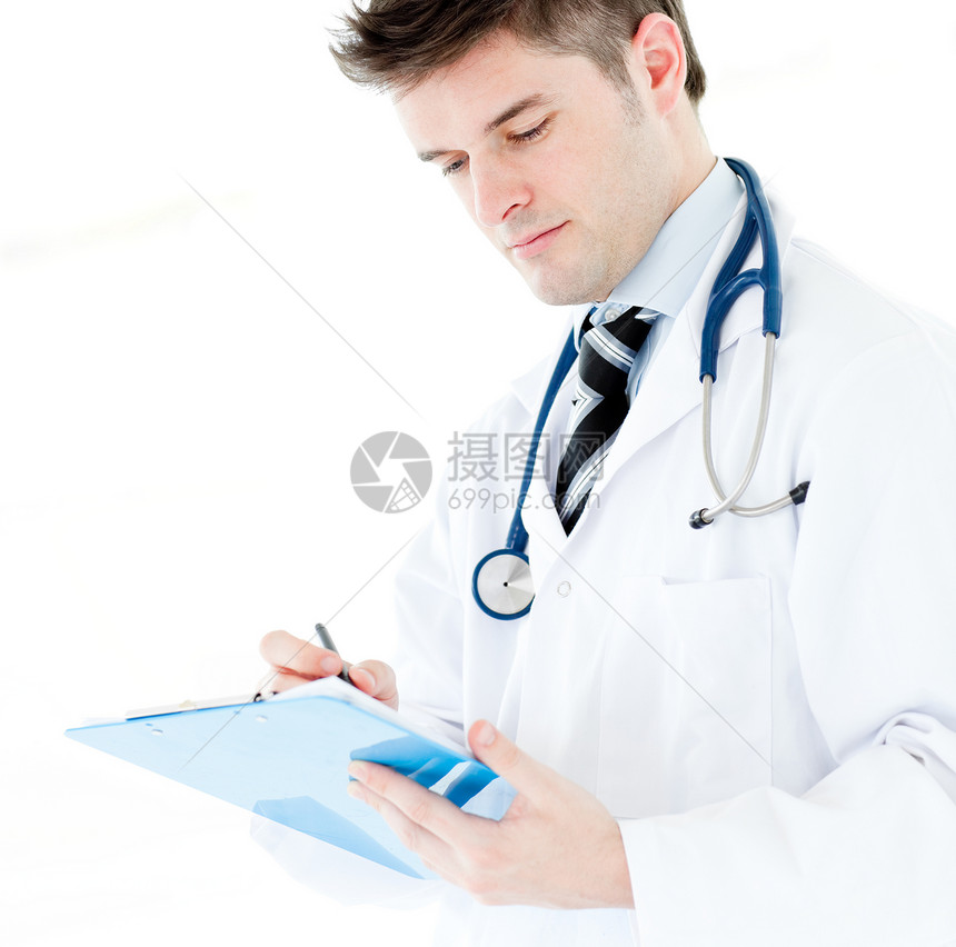 一位英俊的男医生在白色背景下拿着听诊器的肖像图片