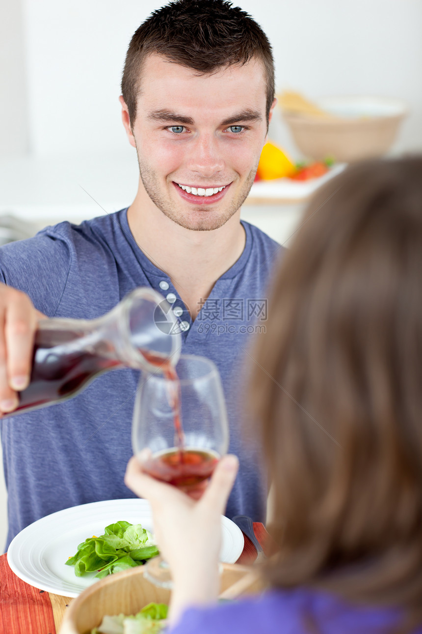 微笑的男人和女人一起吃饭图片