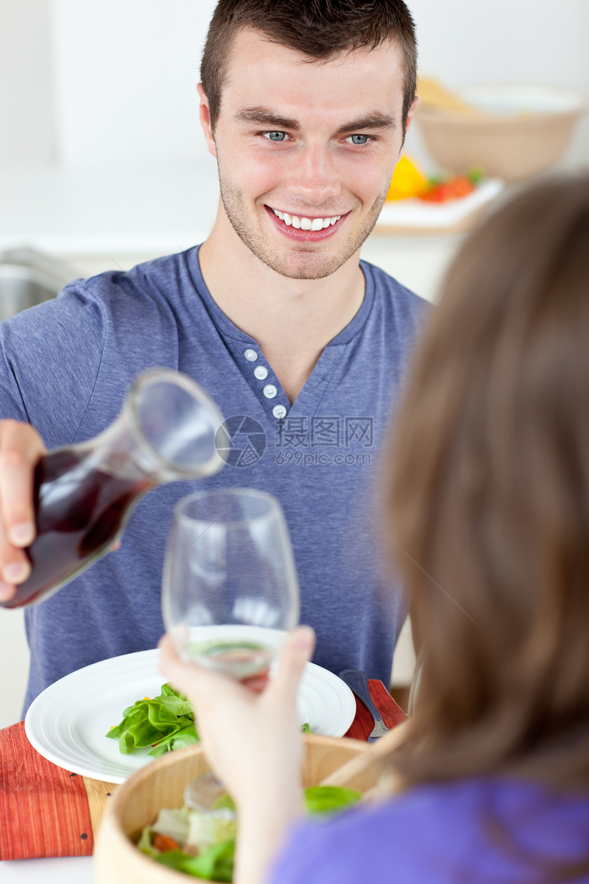 青年男子与妇女一起吃饭玻璃液体男性饮食维生素蔬菜成人女士女性酒精图片