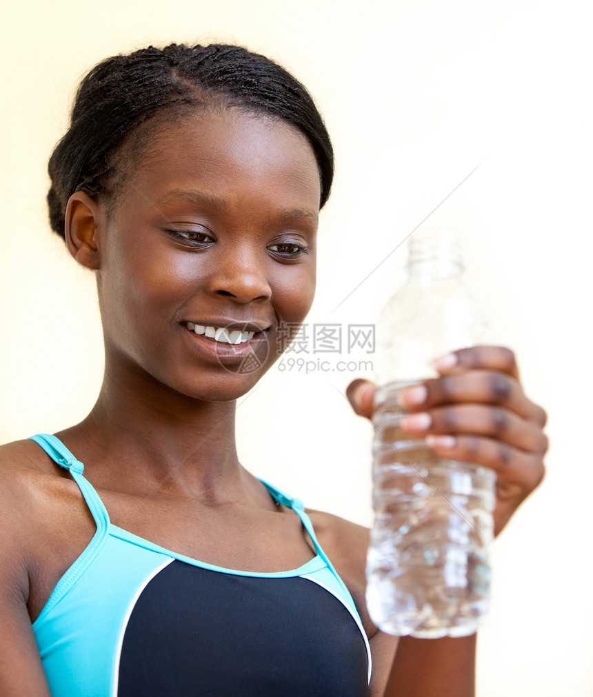 青年妇女饮水饮用水训练女性肌肉重量运动微笑运动员健身房女孩青少年图片