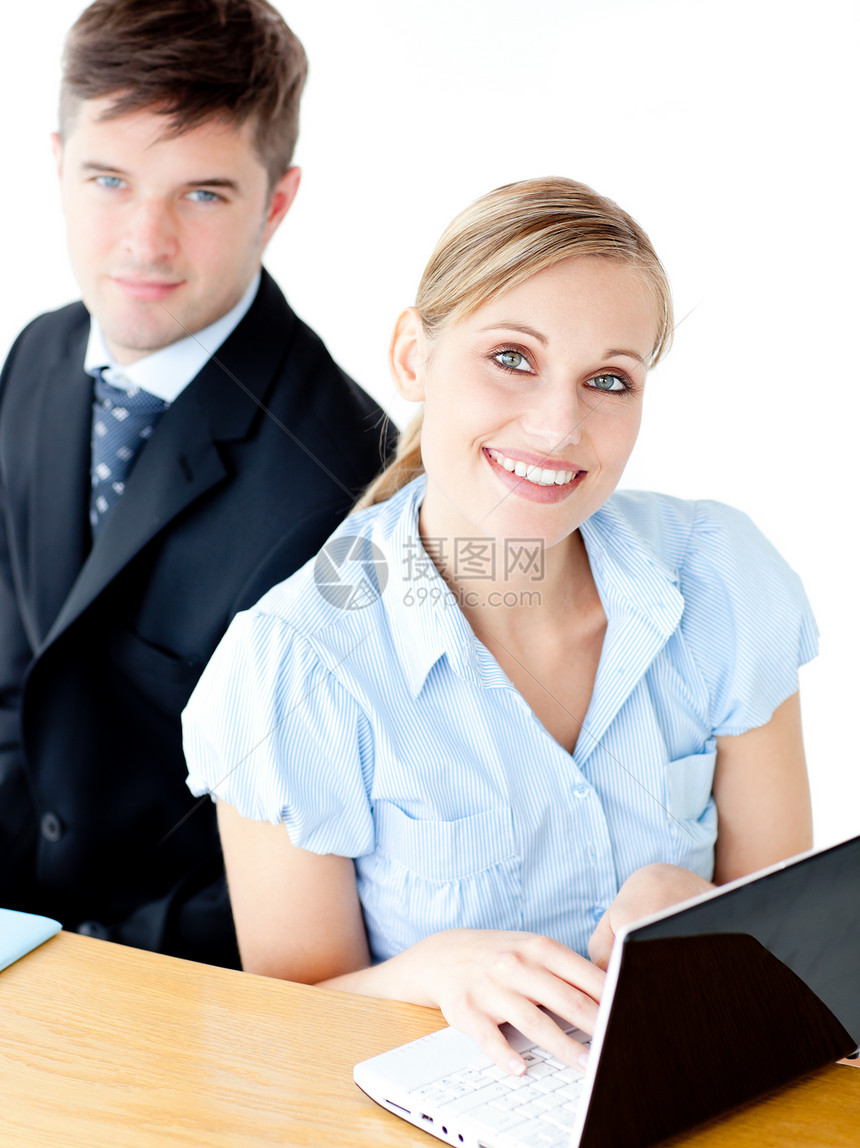 两位有吸引力的商务人士在塔塔使用他们的笔记本电脑图片