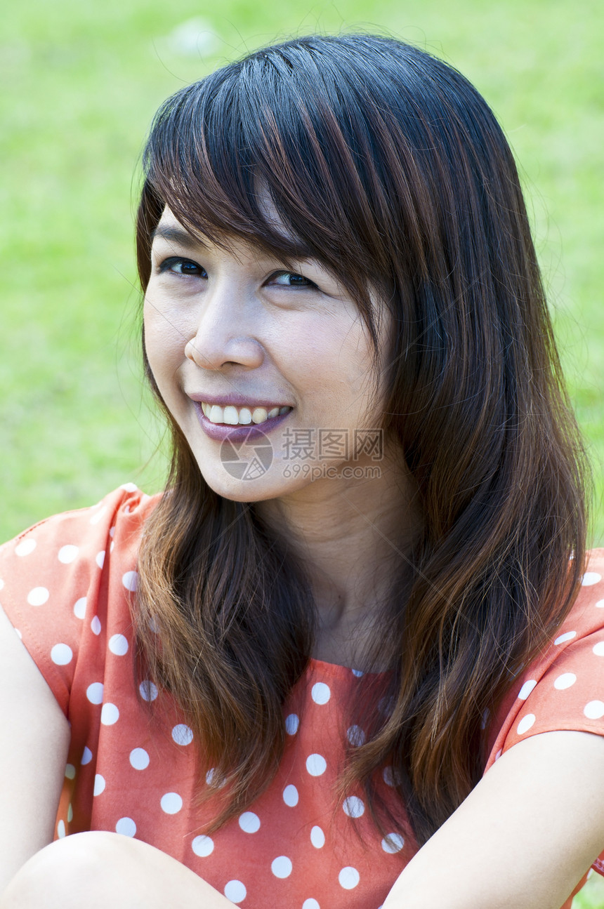 花园中亚洲年轻女性的肖像公园中年微笑笑声女士图片