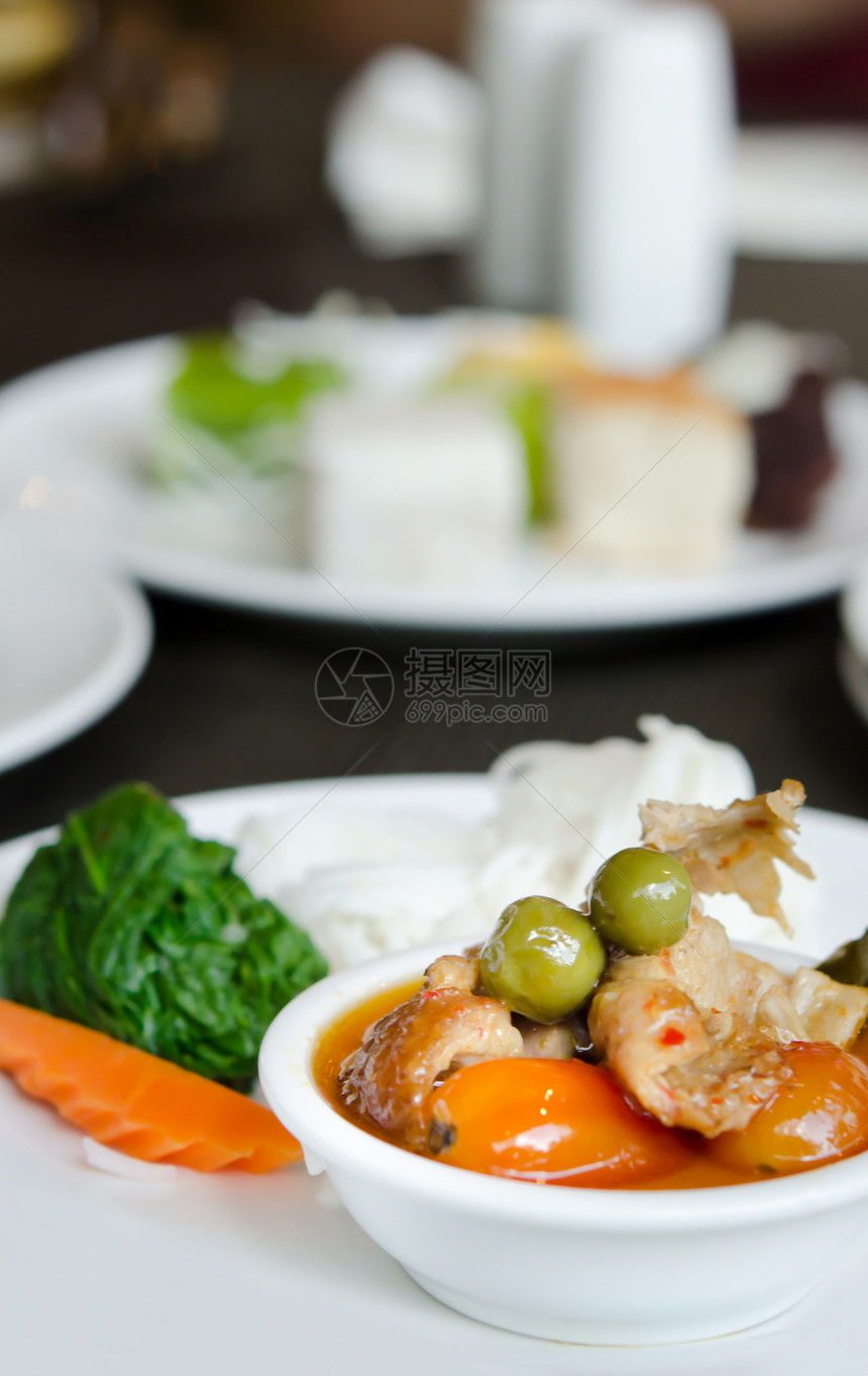 餐桌上的食物辣椒白色红色美食胡椒盘子搅拌鸭子挂面蔬菜图片
