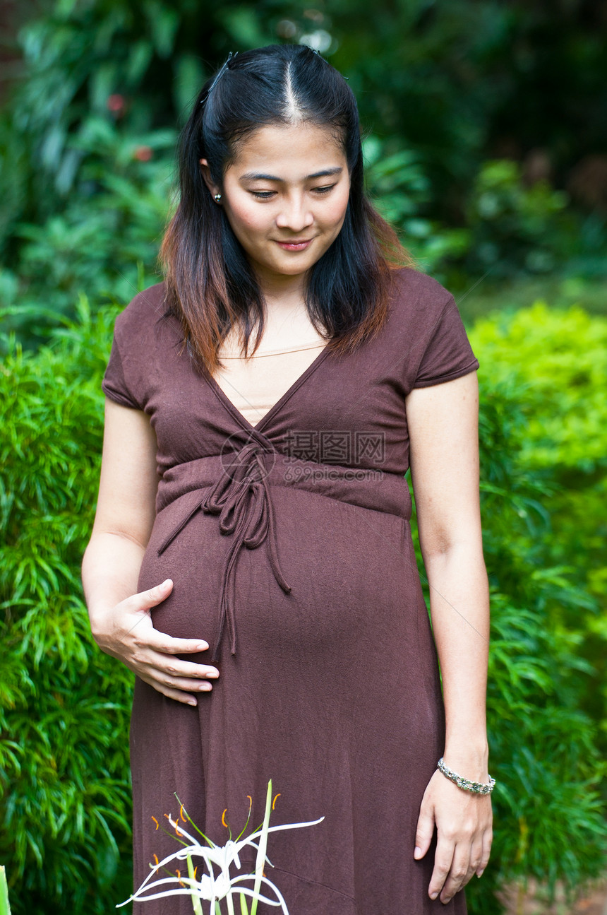 成为美丽的怀孕母亲的美丽孕妇腹部钥匙妈妈女士母性女孩孩子孕育父母学期图片