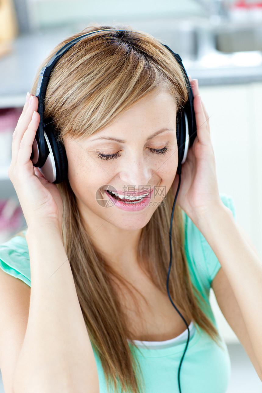 动动的caucasian女性用耳机倾听Musik语图片