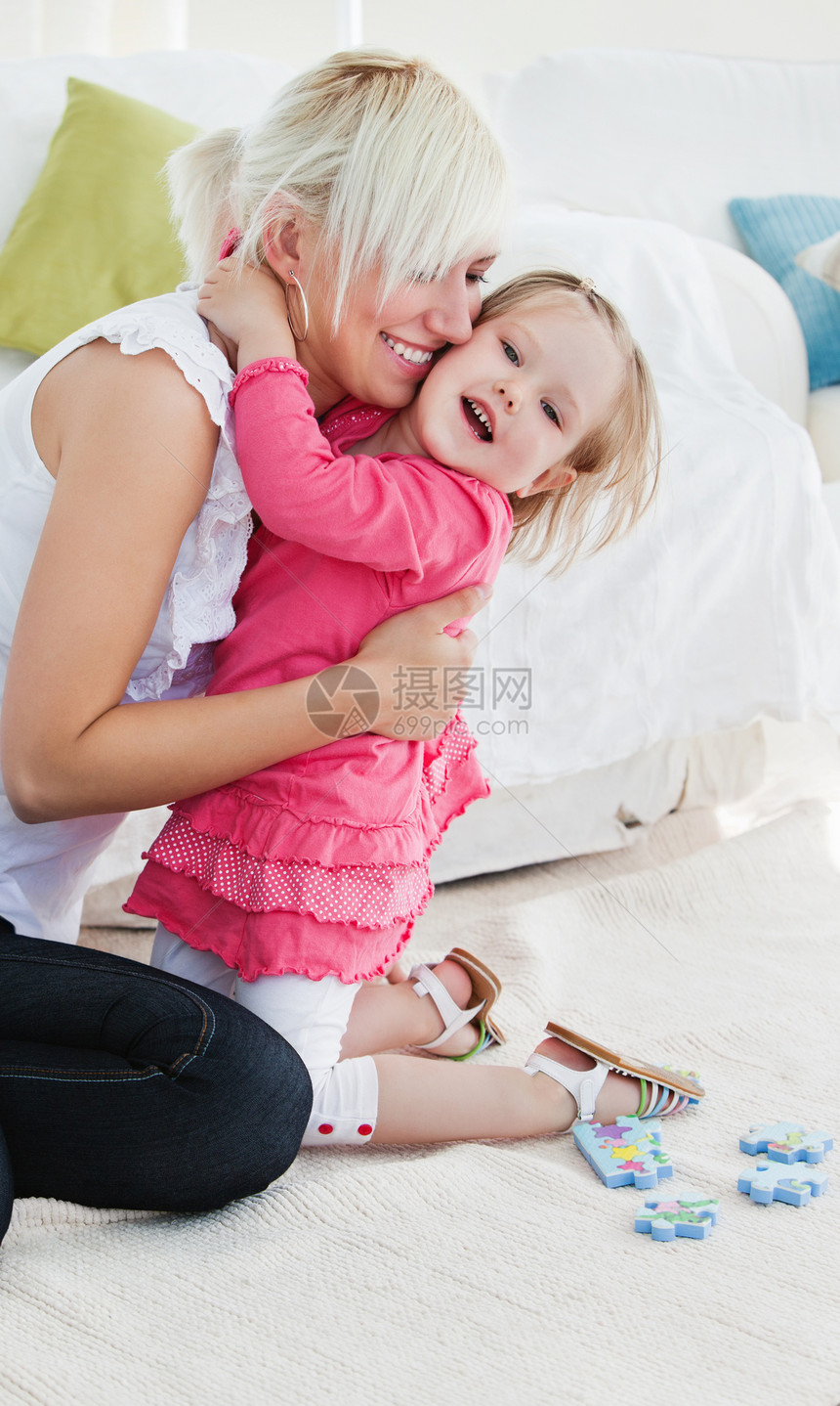 快乐的小女孩抱着她的母亲图片