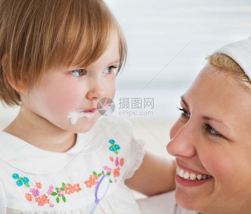 白人可爱可爱的女孩 用她妈妈刷牙的白种女孩图片