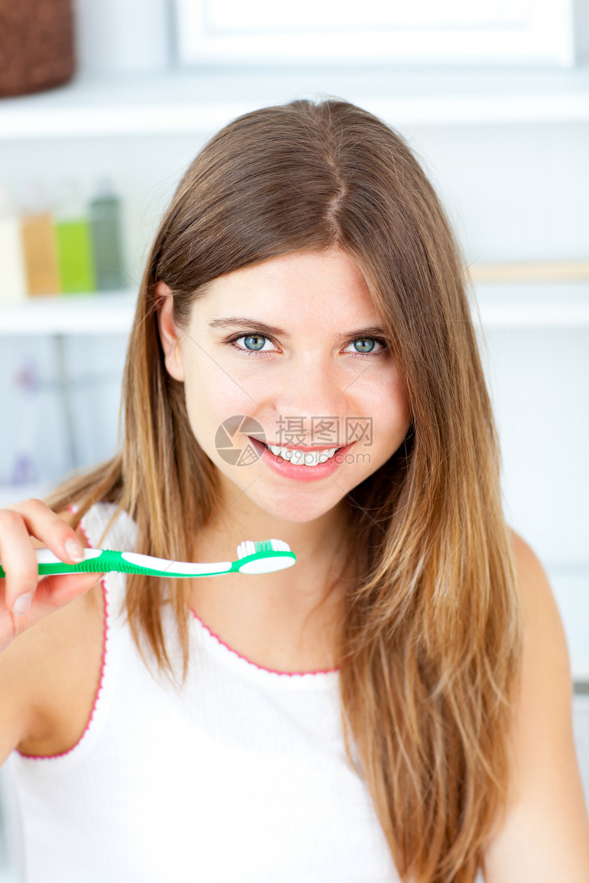 捕捉持牙刷的caucasian女人牙科牙医牙膏镜子微笑治疗刷子白色卫生女性图片
