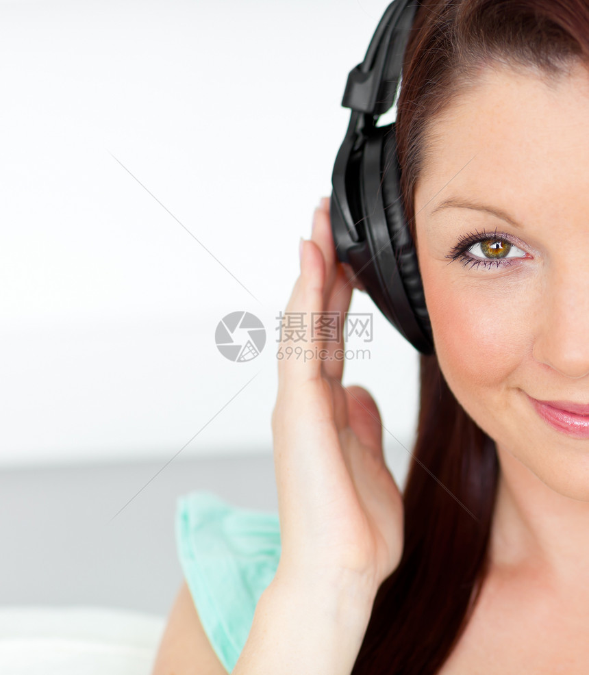 在家用耳机听音乐的好女人;图片