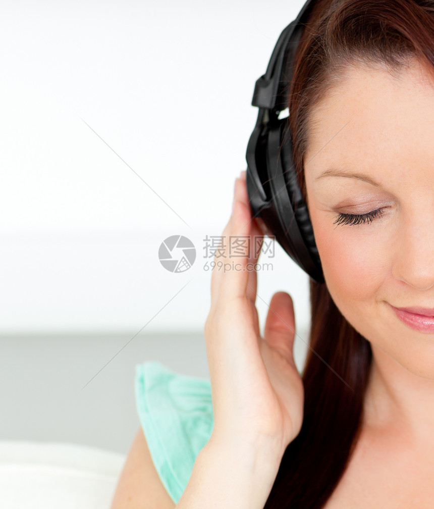 在家用耳机听音乐的好女人很受欢迎图片