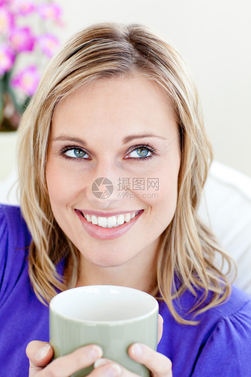 一位天主教金发女子的肖像 她享受着咖啡图片