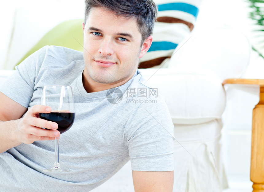 在客厅里拿着葡萄酒杯的 迷人的caucasians人图片