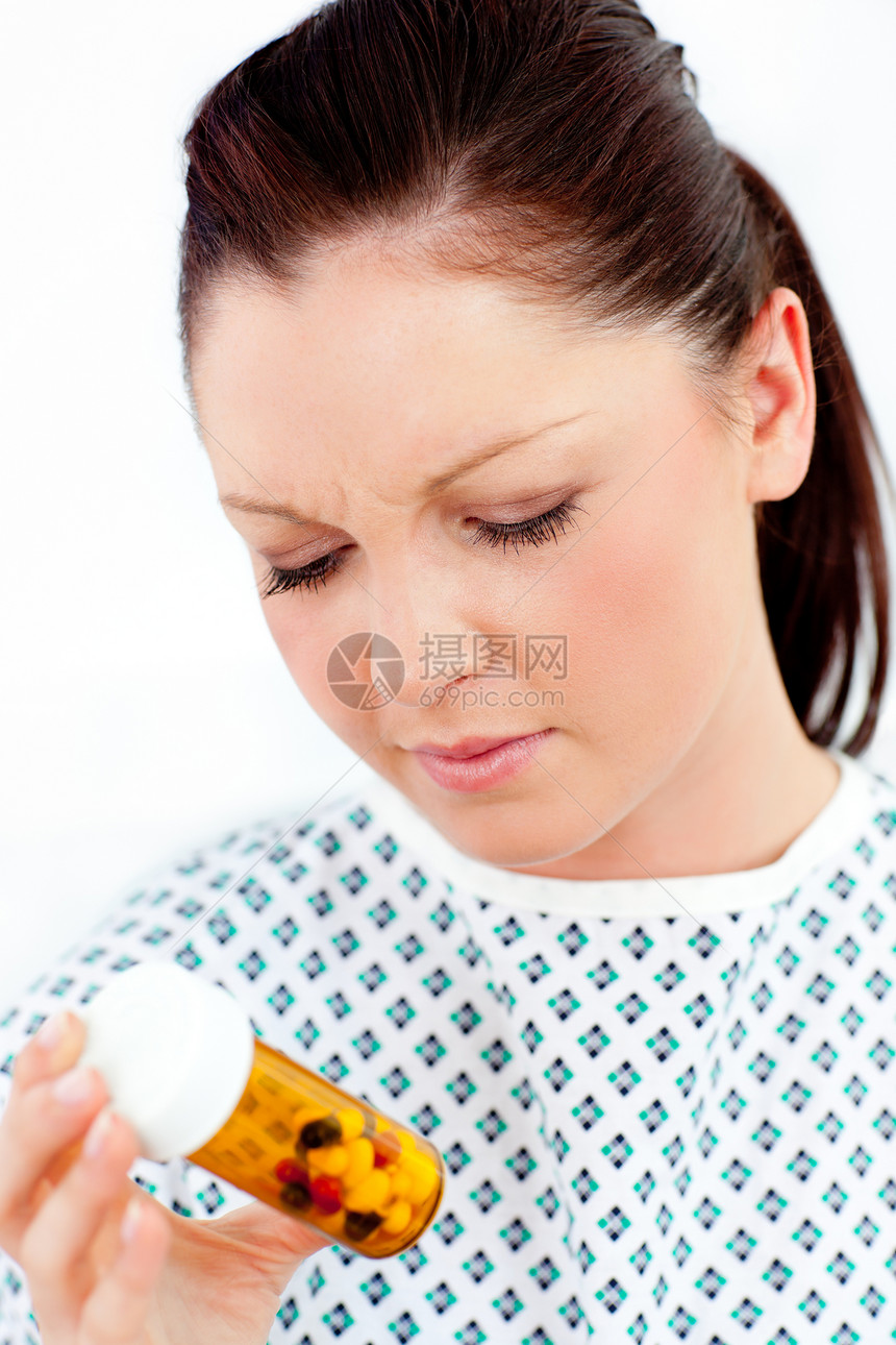 白种女性病人看药丸抗生素流感女性成人女士胶囊药品病人药剂医疗图片