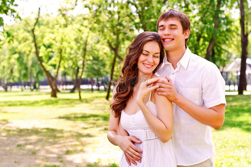 公园里的夫妻情侣手臂家庭男人环境欢乐丈夫背心女朋友妻子女性图片