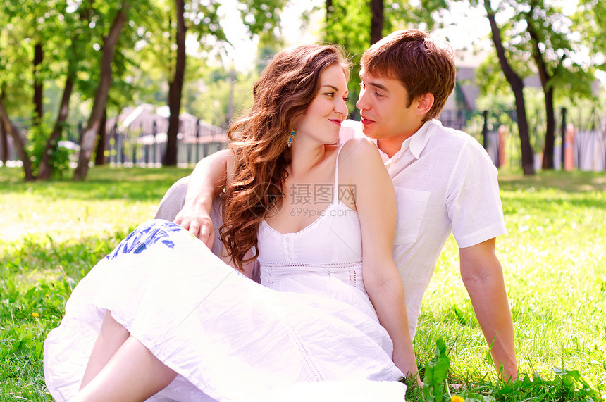 公园里的夫妻情侣男朋友女士手臂背心情人女性男性微笑男人欢乐图片